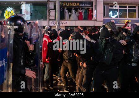 Ankara, Turquie. 26 mars 2025. La police et les manifestants se confrontent pendant la manifestation. Les manifestations qui ont commencé après l'arrestation du maire métropolitain d'Istanbul, Ekrem Imamoglu, du Parti républicain du peuple (CHP), le 23 mars, se poursuivent dimanche. La police a empêché la marche de la messe réunie sur la place K ?z ?Lay et l'Université du moyen-Orient (ODTU) à Ankara. Crédit : SOPA images Limited/Alamy Live News Banque D'Images