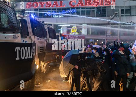 Ankara, Turquie. 26 mars 2025. La police et les manifestants se confrontent pendant la manifestation. Les manifestations qui ont commencé après l'arrestation du maire métropolitain d'Istanbul, Ekrem Imamoglu, du Parti républicain du peuple (CHP), le 23 mars, se poursuivent dimanche. La police a empêché la marche de la messe réunie sur la place K ?z ?Lay et l'Université du moyen-Orient (ODTU) à Ankara. Crédit : SOPA images Limited/Alamy Live News Banque D'Images
