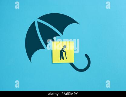 Concept d'assurance retraité. Symbole de personne âgée à la retraite sur un papier de note collante avec et parapluie sur fond bleu. Banque D'Images