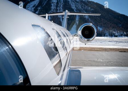 Un jet privé est garé à l'aéroport de Samedan en Suisse Banque D'Images