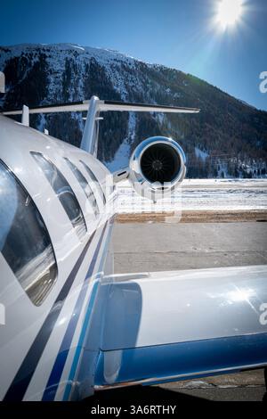 Un jet privé est garé à l'aéroport de Samedan en Suisse Banque D'Images