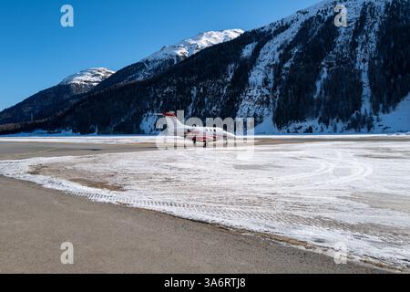 Un jet privé est garé à l'aéroport de Samedan en Suisse Banque D'Images