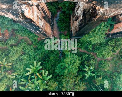 L'emblématique pont Nine Arch près d'Ella, au Sri Lanka, émerge de la brume, entouré d'une jungle tropicale luxuriante, mettant en valeur un mélange d'histoire, de nature, d'an Banque D'Images