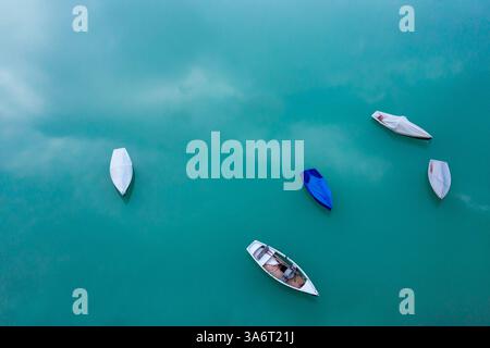 Vue aérienne avec des bateaux de pêche amarrés sur le lac Sylvenstein dans les Alpes bavaroises, Allemagne Banque D'Images