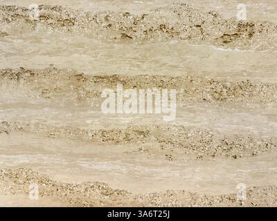 Travertin naturel crème beige ou texture sans couture de dalle serpeggiante, adapté au revêtement mural des murs extérieurs, travertin est bon pour le mur et commun Banque D'Images