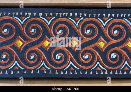 Gros plan du motif ornemental coloré de spirales ethniques. Imprimé motif tribal ethnique répété avec motif floral traditionnel de tourbillons abstraits, couture Banque D'Images