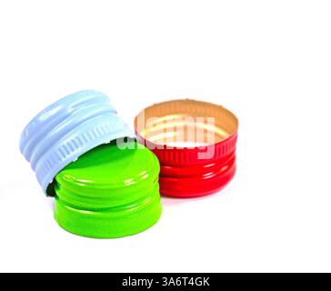 Bouchons de bouteilles en aluminium anciens sur fond blanc Banque D'Images