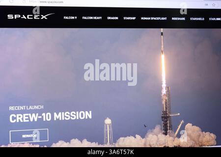 SpaceX Crew-10 mission se lançant dans le ciel nuageux à partir de la plate-forme de fusée. Banque D'Images