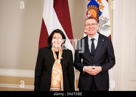 RIGA, Lettonie. 26 juillet 2025. Edgars Rinkevics (R), Président de la Lettonie rencontre le 5ème Président de la Géorgie, Salome Zourabichvili (G) crédit : Gints Ivuskans/Alamy Live News Banque D'Images