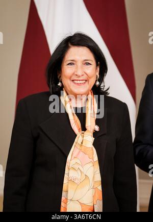 RIGA, Lettonie. 26 juillet 2025. Edgars Rinkevics (R), Président de la Lettonie rencontre le 5ème Président de la Géorgie, Salome Zourabichvili (G) crédit : Gints Ivuskans/Alamy Live News Banque D'Images
