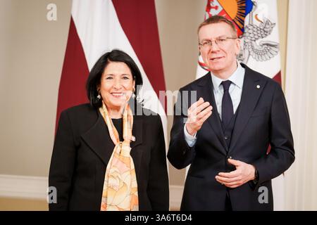 RIGA, Lettonie. 26 juillet 2025. Edgars Rinkevics (R), Président de la Lettonie rencontre le 5ème Président de la Géorgie, Salome Zourabichvili (G) crédit : Gints Ivuskans/Alamy Live News Banque D'Images