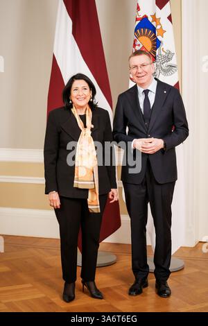RIGA, Lettonie. 26 juillet 2025. Edgars Rinkevics (R), Président de la Lettonie rencontre le 5ème Président de la Géorgie, Salome Zourabichvili (G) crédit : Gints Ivuskans/Alamy Live News Banque D'Images