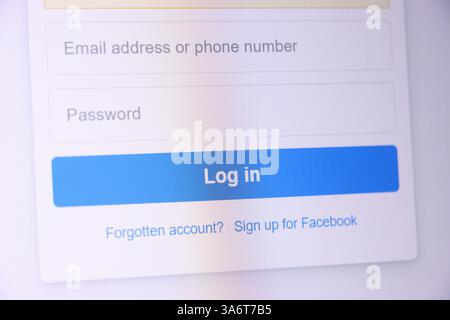 Gros plan de la page de connexion aux médias sociaux avec les champs de courriel et de mot de passe. Banque D'Images