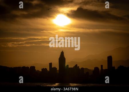 Photo du coucher de soleil dans la soirée sur la vieille ville de Benidorm en Espagne montrant le beau coucher de soleil rouge avec des nuages dans le ciel le long de la hig latérale Banque D'Images