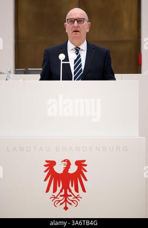 Potsdam, Allemagne. 26 mars 2025. Dietmar Woidke (SPD), ministre-président du Brandebourg, prononce la déclaration du gouvernement lors de la session du parlement de l'État du Brandebourg. Crédit : Soeren Stache/dpa/Alamy Live News Banque D'Images