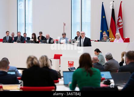 Potsdam, Allemagne. 26 mars 2025. Dietmar Woidke (SPD, centre R), ministre-président du Brandebourg, prononce la déclaration du gouvernement lors de la session du parlement de l'État du Brandebourg. Crédit : Soeren Stache/dpa/Alamy Live News Banque D'Images