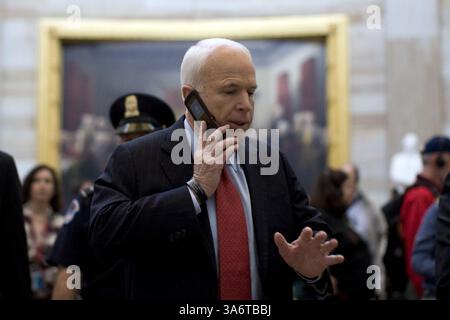 25 septembre 2008 - le sénateur John McCain (R-AZ) marche dans le Capitole des États-Unis entre des réunions avec des dirigeants républicains à Washington, D.C. le 26 septembre 2008..(Chuck Kennedy/MCT) (image crédit : © Chuck Kennedy/MCT/ZUMAPRESS.com) Banque D'Images