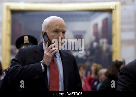25 septembre 2008 - le sénateur John McCain (R-AZ) marche dans le Capitole des États-Unis entre des réunions avec des dirigeants républicains à Washington, D.C. le 26 septembre 2008..(Chuck Kennedy/MCT) (image crédit : © Chuck Kennedy/MCT/ZUMAPRESS.com) Banque D'Images