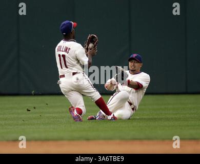 27 septembre 2008 - Philadelphia Phillies Jimmy Rollins attrape un fly ball contre les Nationals de Washington et entre en collision avec Shane Victorino en huitième manche au Lincoln Financial Field à Philadelphie, Pennsylvanie, le samedi 27 septembre 2008. Les Phillies remportent le titre NL East après avoir battu les Nationals de Washington 4-3. (Michael Perez/Philadelphia Inquirer/MCT) (image crédit : © Michael Perez/MCT/ZUMAPRESS.com) Banque D'Images