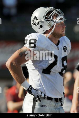 28 septembre 2008 - les Raiders d'Oakland Fred Wakefield (78 ans) sont abattus sur la touche alors qu'ils perdent face aux Chargers de San Diego le dimanche 28 septembre 2008, au Oakland Coliseum d'Oakland, en Californie. San Diego bat Oakland 28-18. (Jose Carlos Fajardo/Contra Costa Times/MCT) (image crédit : © Jose Carlos Fajardo/MCT/ZUMAPRESS.com) Banque D'Images