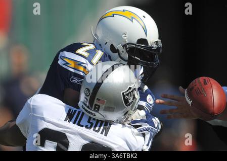 28 septembre 2008 - Oakland Raiders Gibril Wilson (28) s'attaque aux San Diego Chargers LaDainian Tolinson (21) après que le quarterback des Chargers Philip Rivers (17) ait fouillé la balle pour une sécurité au premier quart-temps le dimanche 28 septembre 2008, au Oakland Coliseum d'Oakland, Californie. San Diego bat Oakland 28-18. (Jose Carlos Fajardo/Contra Costa Times/MCT) (image crédit : © Jose Carlos Fajardo/MCT/ZUMAPRESS.com) Banque D'Images
