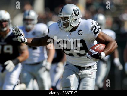 28 septembre 2008 - les Raiders d'Oakland Michael Bush (29 ans) affrontent les Chargers de San Diego au premier trimestre, le dimanche 28 septembre 2008, au Oakland Coliseum d'Oakland, en Californie. San Diego bat Oakland 28-18. (Jose Carlos Fajardo/Contra Costa Times/MCT) (image crédit : © Jose Carlos Fajardo/MCT/ZUMAPRESS.com) Banque D'Images