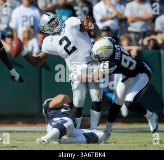 28 septembre 2008 - Jamarcus Russell (2), le quarterback des Raiders d'Oakland, est limogé par Luis Castilo (93) et Shaun Phillips (95) au quatrième quart-temps le dimanche 28 septembre 2008, au Oakland Coliseum d'Oakland, en Californie. San Diego bat Oakland 28-18. (Jose Carlos Fajardo/Contra Costa Times/MCT) (image crédit : © Jose Carlos Fajardo/MCT/ZUMAPRESS.com) Banque D'Images