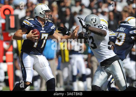 28 septembre 2008 - Oakland Raiders Thomas Howard (53 ans) se jette vers le quarterback des Chargers de San Diego Philip Rivers (17 ans) dans le deuxième quart-temps, le dimanche 28 septembre 2008, au Oakland Coliseum d'Oakland, en Californie. San Diego bat Oakland 28-18. (Jose Carlos Fajardo/Contra Costa Times/MCT) (image crédit : © Jose Carlos Fajardo/MCT/ZUMAPRESS.com) Banque D'Images