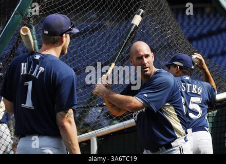 30 septembre 2008 - le manager intérimaire des Milwaukee Brewers, Dale Sveum (au centre), donne à l'outfield Corey Hart (à gauche) des instructions sur la position de frappe lors de l'entraînement en équipe au Citizens Bank Park à Philadelphie, Pennsylvanie, le mardi 30 septembre 2008. Les Brewers affrontent les Phillies de Philadelphie dans une série de division NL. (Sarah J. Glover/Philadelphia Inquirer/MCT) (image crédit : © Sarah J. Glover/MCT/ZUMAPRESS.com) Banque D'Images