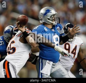 5 octobre 2008 - les ours de Chicago Alex Brown enlèvent la balle au quarterback des Lions de Détroit, Jon Kitna. Les Bears ont battu les Lions 34-7, à Detroit, Michigan, le dimanche 5 octobre, 2008. (Jim Prisching/Chicago Tribune/MCT) (image de crédit : © Jim Prisching/MCT/ZUMAPRESS.com) Banque D'Images