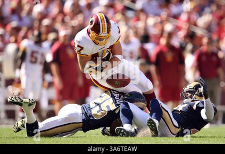 12 octobre 2008 - Chris Cooley des Washington Redskins fuit dans le premier quart-temps contre Corey Chavous (25, à gauche) et Oshiomogho Atogwe de Louis Rams au FedEx Field à Landover, Maryland, dimanche 12 octobre 2008. Louis a battu Washington 19-17. (Erik M. Lunsford/préparation Louis Post-Dispatch/MCT) (crédit image : © Erik M. Lunsford/MCT/ZUMAPRESS.com) Banque D'Images