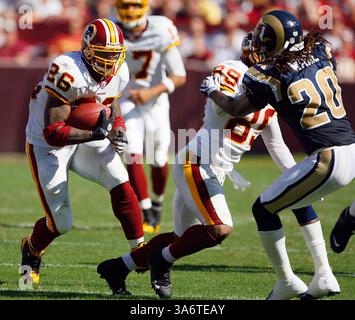 12 oct. 2008 - Washington Redskins Clinton Portis (26) court pour le yardage comme coéquipière Santana Moss (89) blocs ont marqué le défenseur de Louis Rams Jonathan Wade (20) lors de leur match joué au FedEx Field à Landover, Maryland, le dimanche 12 octobre 2008. (Harry E. Walker/MCT) (crédit image : © Harry E. Walker/MCT/ZUMAPRESS.com) Banque D'Images