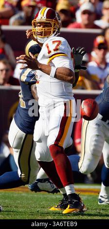 12 octobre 2008 - Washington Redskins quaterback Jason Campbell (17) fouille la balle alors qu'il est frappé par Louis Rams Leonard Little (91) lors de leur match joué au FedEx Field à Landover, Maryland, le dimanche 12 octobre 2008. Louis a battu Washington 19-17. (Harry E. Walker/MCT) (crédit image : © Harry E. Walker/MCT/ZUMAPRESS.com) Banque D'Images
