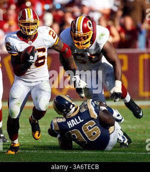 12 oct. 2008 - Washington Redskins Clinton Portis (26) court pour le kilométrage comme coéquipier Chris Samuels (60), blocs de droite ont marqué Louis Rams James Hall (96) lors de leur match joué au FedEx Field à Landover, Maryland, le dimanche 12 octobre 2008. Louis a battu Washington 19-17. (Harry E. Walker/MCT) (crédit image : © Harry E. Walker/MCT/ZUMAPRESS.com) Banque D'Images