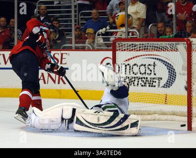 13 octobre 2008 - les Capitals de Washington Michael Nylander (à gauche) marquent contre le gardien des Canucks de Vancouver Roberto Luongo lors d'un tir de pénalité en deuxième période au Verizon Center à Washington, DC, le lundi 13 octobre 2008. (Chuck Myers/MCT) (crédit image : © Chuck Myers/MCT/ZUMAPRESS.com) Banque D'Images