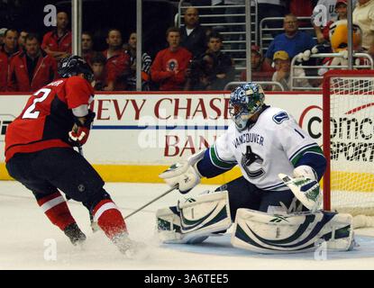 13 octobre 2008 - le gardien des Canucks de Vancouver Roberto Luongo (à droite) tente d'empêcher les Capitals de Washington Michael Nylander de marquer sur un tir de pénalité en deuxième période au Verizon Center à Washington, DC, le lundi 13 octobre 2008. (Chuck Myers/MCT) (crédit image : © Chuck Myers/MCT/ZUMAPRESS.com) Banque D'Images