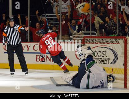 13 octobre 2008 - Michael Nylander (92) des Capitals de Washington célèbre avoir marqué sur un tir de pénalité contre le gardien des Canucks de Vancouver Roberto Luongo en deuxième période au Verizon Center à Washington, DC, le lundi 13 octobre 2008. (Chuck Myers/MCT) (crédit image : © Chuck Myers/MCT/ZUMAPRESS.com) Banque D'Images