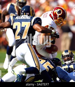 12 octobre 2008 - Washington Redskins Chris Cooley (47) fumble la balle après avoir été frappé par Louis Rams Ricky Manning (27), Left et Corey Chavous (25) lors de leur match joué au FedEx Field à Landover, Maryland, le dimanche 12 octobre 2008. (Harry E. Walker/MCT) (crédit image : © Harry E. Walker/MCT/ZUMAPRESS.com) Banque D'Images