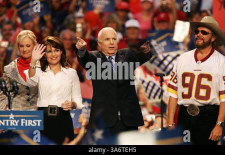 13 octobre 2008 - le candidat républicain à la présidentielle John McCain répond à la foule avec sa femme, Cindy McCain et sa colistière, Sarah Palin et son mari Todd Palin lors d'un rassemblement McCain-Palin au Virginia Beach Convention Center le lundi 13 octobre 2008 à Virginia Beach, Virginie. (Sangjib min/Newport News Daily Press/MCT) (image crédit : © Sangjib min/MCT/ZUMAPRESS.com) Banque D'Images