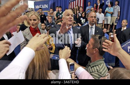 13 octobre 2008 - le candidat républicain à la présidentielle Sen. John McCain travaille dans la foule après un rassemblement à Wilmington, Caroline du Nord, lundi 13 octobre 2008. (Chuck Liddy/Raleigh News & observer/MCT) (image crédit : © Chuck Liddy/MCT/ZUMAPRESS.com) Banque D'Images
