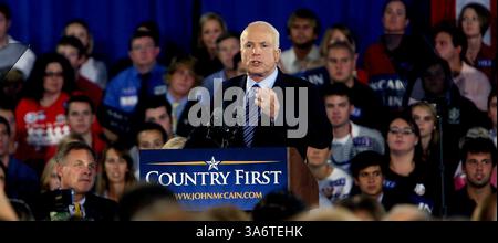 13 oct. 2008 - le candidat républicain à la présidence Sen. John McCain prend la parole lors d'un rassemblement à Wilmington, Caroline du Nord, lundi 13 octobre 2008. (Chuck Liddy/Raleigh News & observer/MCT) (image crédit : © Chuck Liddy/MCT/ZUMAPRESS.com) Banque D'Images