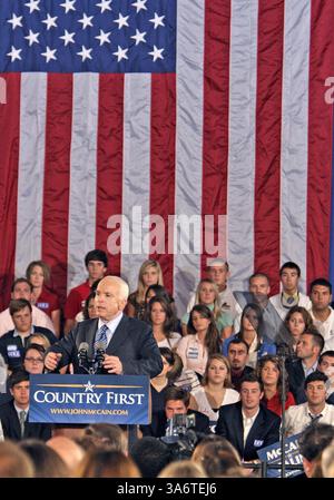 13 octobre 2008 - le sénateur John McCain, candidat républicain à la présidence, prend la parole lors d'un arrêt de campagne au Schwartz Center à Wilmington, Caroline du Nord, lundi 13 octobre 2008. (Chuck Liddy/Raleigh News & observer/MCT) (image crédit : © Chuck Liddy/MCT/ZUMAPRESS.com) Banque D'Images