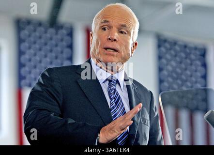 13 octobre 2008 - le candidat républicain à la présidentielle Sen. John McCain prononce un discours lors d'un arrêt de campagne au Schwartz Center à Wilmington, Caroline du Nord, lundi 13 octobre 2008. (Chuck Liddy/Raleigh News & observer/MCT) (image crédit : © Chuck Liddy/MCT/ZUMAPRESS.com) Banque D'Images