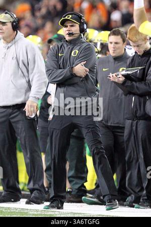 29 novembre 2014 : Mark Helfrich, entraîneur-chef des Ducks de l'Oregon, pendant la guerre civile de 2014 entre les Ducks et les Oregon State Beavers au Reser Stadium, Corvallis, OREGON (crédit image : © Larry C. Lawson/Cal Sport Media/ZUMAPRESS.com) Banque D'Images