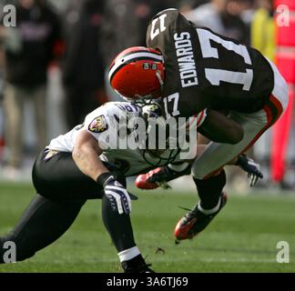 2 novembre 2008 - le récepteur large des Browns de Cleveland Braylon Edwards, à droite, est bouleversé par la sécurité des Ravens de Baltimore Jim Leonhard. Les Ravens battent les Browns 37-27, au Cleveland Browns Stadium le dimanche 2 novembre 2008, à Cleveland, Ohio. (Ed Suba Jr./Akron Beacon Journal/MCT) (image de crédit : © Ed Suba Jr/MCT/ZUMAPRESS.com) Banque D'Images