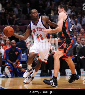 5 novembre 2008 - le garde des Knicks de New York Jamal Crawford (11 ans) passe la balle alors qu'il est contrôlé par l'attaquant Adam Morrison de Charlotte Bobcats au deuxième quart-temps au Madison Square Garden à New York, le mercredi 5 novembre 2008. Les Knicks battent les Bobcats, 101-98. (J. Conrad Williams Jr./Newsday/MCT) (crédit image : © J. Conrad Williams Jr/MCT/ZUMAPRESS.com) Banque D'Images