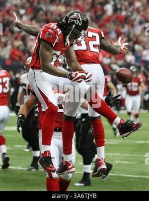 9 novembre 2008 - le récepteur Atlanta Falcons Wide Roddy White (84) célèbre sa réception de touchdown avec le Running back Jerious Norwood (32) pendant le premier quart d'action. Les Falcons ont battu les Saints 34-20, au Georgia Dome à Atlanta, Géorgie, le dimanche 9 novembre 2008. (Curtis Compton/Atlanta Journal-Constitution/MCT) (crédit image : © Curtis Compton/MCT/ZUMAPRESS.com) Banque D'Images