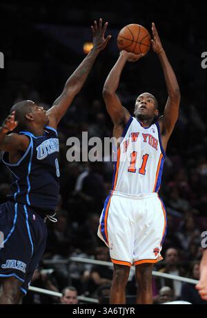 9 novembre 2008 - le garde des Knicks de New York Jamal Crawford (11 ans) tire un coup de saut au-dessus des bras du garde du Jazz de l'Utah Ronnie Brewer (9 ans) avec le centre Mehmet Okur (13 ans) regardant dans le troisième quart-temps au Madison Square Garden à New York, New York, dimanche 9 novembre 2008. (J. Conrad Williams Jr./Newsday/MCT) (crédit image : © J. Conrad Williams Jr/MCT/ZUMAPRESS.com) Banque D'Images