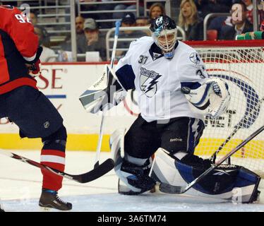 10 novembre 2008 - le gardien de Tampa Bay Lightning, Olie Kolzig (37 ans), fait une économie sur un tir rapproché de Michael Nylander (92 ans) des Capitals de Washington en deuxième période au Verizon Center à Washington, DC, le lundi 10 novembre 2008. (Chuck Myers/MCT) (crédit image : © Chuck Myers/MCT/ZUMAPRESS.com) Banque D'Images