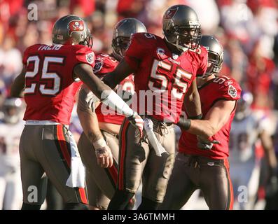 16 novembre 2008 - Derrick Brooks (55), linebacker des Buccaneers de Tampa Bay, célèbre après avoir arrêté le receveur large des Vikings du Minnesota, Aundrae Allison (84), pour une défaite à la troisième place. Les Buccaneers battent les Vikings 19-13, au Raymond James Stadium de Tampa, en Floride, le dimanche 16 novembre 2008. (Gary W. Green/Orlando Sentinel/MCT) (crédit image : © Gary W. Green/MCT/ZUMAPRESS.com) Banque D'Images